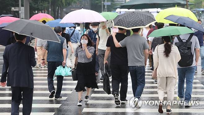 서울 광화문광장에서 시민들이 우산을 쓴 채 걸어가고 있다. [연합뉴스 자료사진]