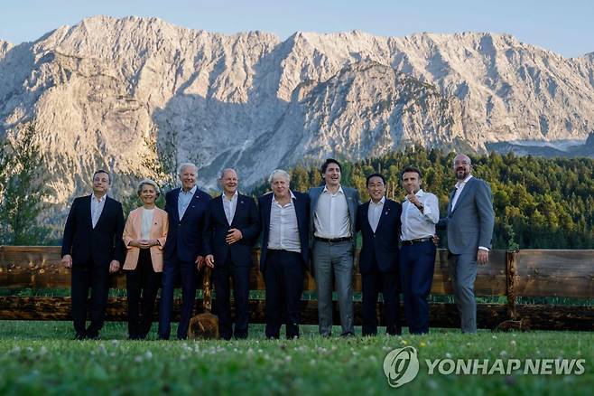 기념촬영하는 G7 정상들 [AFP 연합뉴스 자료사진. 재판매 및 DB 금지]