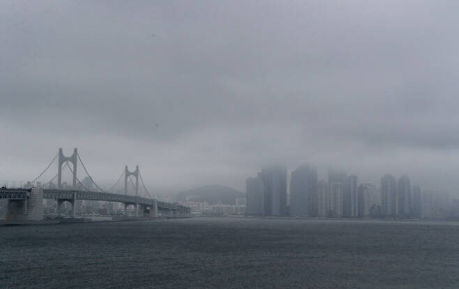 지난 23일 장마로 먹구름이 낀 부산 하늘.(사진=연합뉴스)