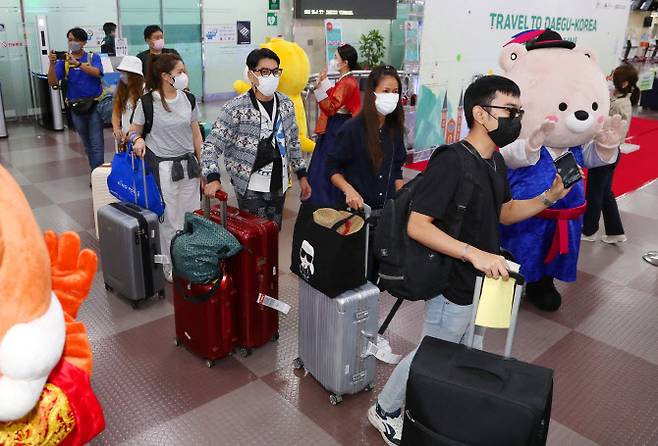 27일 오전 대구국제공항에서 태국 방콕에서 출발해 대구에 도착한 방콕 여행업계관계자와 인플루언서들이 대구시 관계자들의 환영을 받으며 입국하고 있다. (사진=연합뉴스)