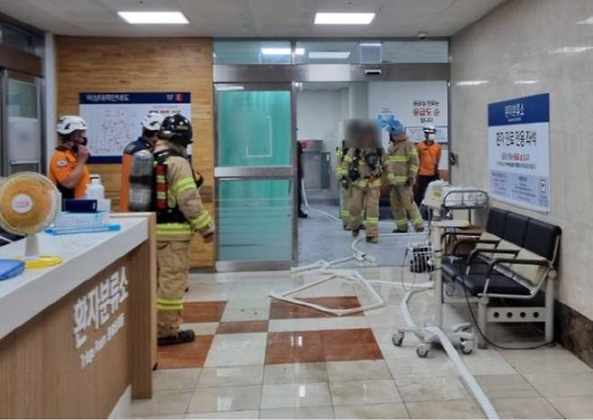 지난 24일 60대 남성이 방화를 시도한 부산대병원 응급실의 모습.(사진=부산소방재난본부 제공)