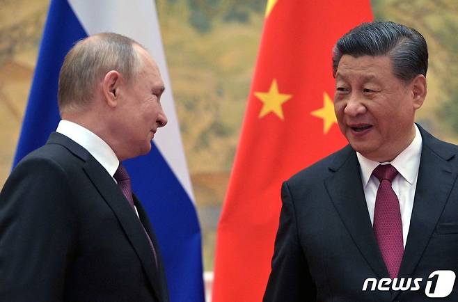 블라디미르 푸틴 러시아 대통령(왼쪽)과 시진핑 중국 국가주석(오른쪽)이 2022년 2월 4일 베이징에서 회담을 가지고 있다. © AFP=뉴스1 © News1 김지현 기자