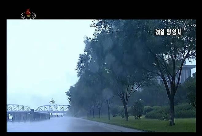 북한 조선중앙TV는 28일 평양시에 센 바람이 불고 200㎜의 많은 비가 내릴 것으로 예상했다. (조선중앙TV) © 뉴스1