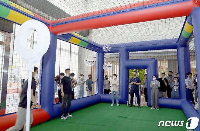 28일 한국교통안전공단 'TS OPEN DAY'에 참석한 시민들이 드론 축구대회를 하고 있다. (교통안전공단 제공)2022.6.28/© 뉴스1