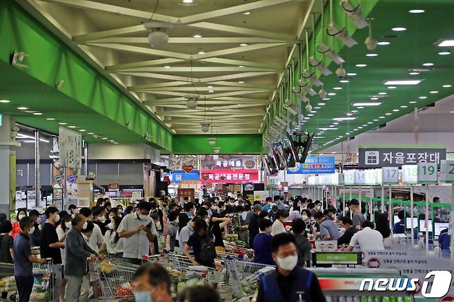 지난 26일 오후 서울 서초구 농협 하나로마트 양재점에서 시민들이 장을 보고 있다. 2022.6.26/뉴스1 © News1 황기선 기자