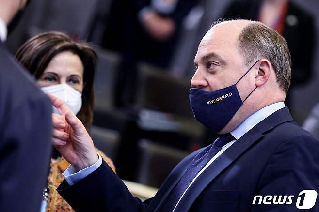 벤 월러스 영국 국방장관이 2022년 2월 16일(현지시간) 벨기에 브뤼셀 나토 본부에 도착해 국방장관 회담을 갖고 있다. © AFP=뉴스1 © News1 김지현 기자