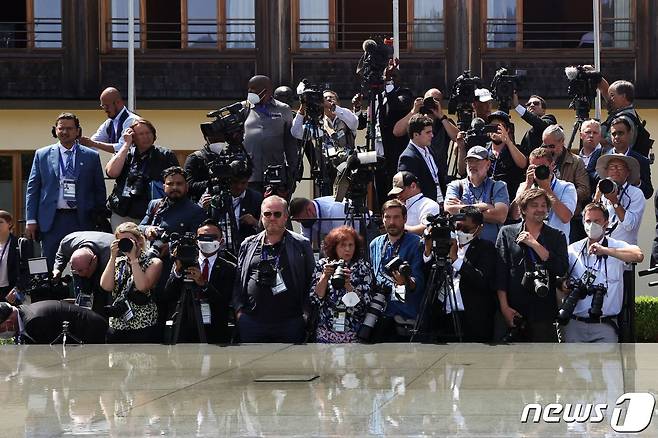 27일 (현지시간) 독일 바이에른주 엘마우성에서 열린 G7 정상회의 중 ‘더 나은 미래 투자’ 세션에 도착하는 정상들의 사진을 찍기 위해 취재진이 기다리고 있다. © AFP=뉴스1 © News1 우동명 기자