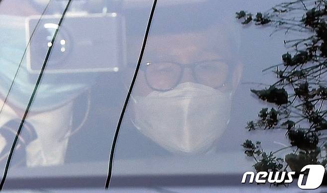 이명박 전 대통령이 2020년 11월2일 오후 서울 강남구 논현동 자택에서 중앙지방검찰청으로 이동하고 있다. 2020.11.2/뉴스1 © News1 안은나 기자