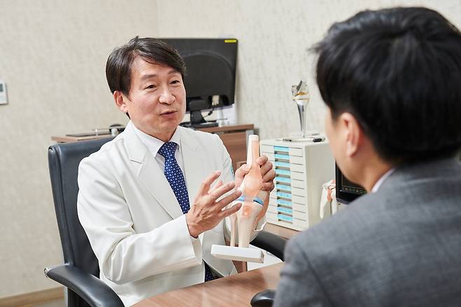 서동원 원장의 진료 모습.