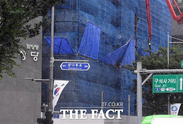 서울을 비롯한 수도권 등에 강풍주의보가 발효된 28일 오후 서울 광진구 일대 한 공사 현장에 안전 펜스가 강풍으로 위태롭게 매달려 있다. /이새롬 기자