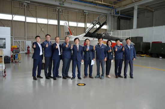 조규일 시장이 한국항공우주산업을 방문해 KAI주요경영진과 격납고를 탐방했다.