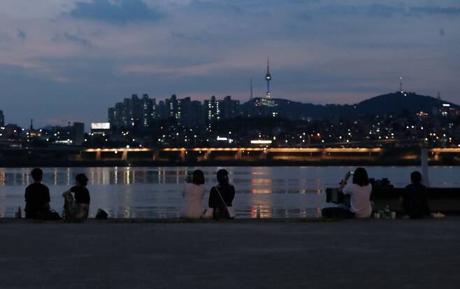 28일 새벽 서울 일 최저기온이 25.8도를 기록하며 역대 가장 무더운 6월 밤으로 기록됐다. 사진은 서울의 야경. /뉴스1