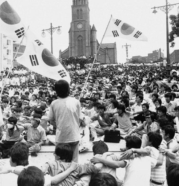 서울 명동성당 앞에서 이뤄진 1987년 6월 10일 시위 모습/조선일보DB