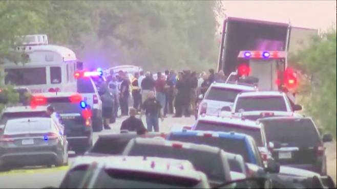 대형 트레일러 안에서 40구 이상의 시신이 발견된 미국 텍사스 샌안토니오 외곽 지역 사고 현장. /로이터=연합뉴스