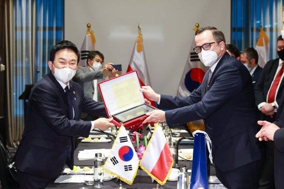 원희룡 국토교통부 장관(왼쪽)이 28일 마르친 호라와 폴란드 신공항 특명전권대표와 인프라 협력방안을 논의한 뒤 기념촬영을 하고 있다.