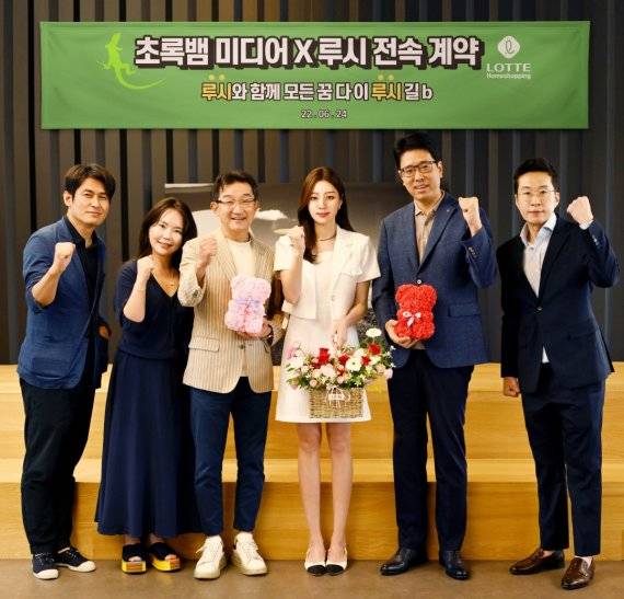 롯데홈쇼핑 가상인간 '루시'가 초록뱀미디어와 아티스트 전속 계약을 맺었다.