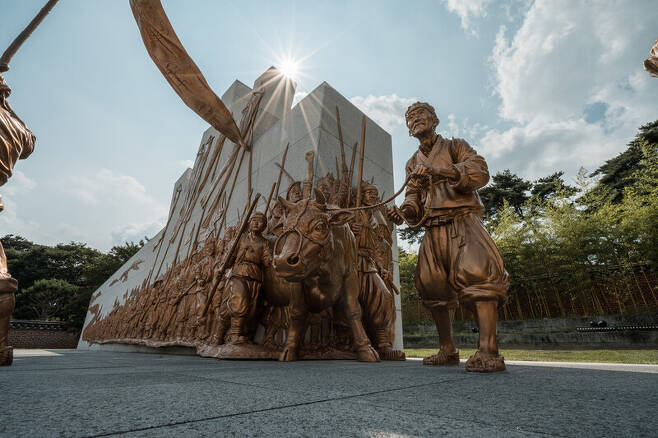 전북 정읍 황토현전적지에 동학농민군의 행렬을 형상화한 동상이 지난 25일 들어섰다. 정읍시 제공