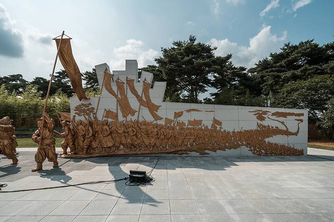 전북 정읍 황토현전적지에 동학농민군의 행렬을 형상화한 동상이 최근 들어섰다. 정읍시 제공