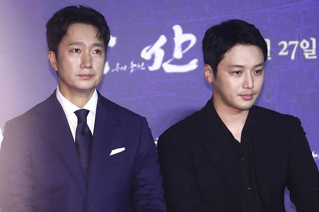 배우 박해일(왼쪽)과 변요한이 28일 오전 서울 광진구 롯데시네마 건대입구에서 열린 영화 <한산: 용의 출현> 제작보고회에서 질문을 듣고 있다. 연합뉴스