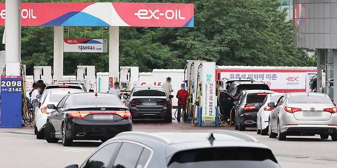 지난 19일 오후 경기도 용인시 경부고속도로 부산방향 기흥휴게소 주유소에서 차량이 주유를 위해 줄을 서 있다. 정부는 고유가 대응을 위해 7월부터 연말까지 유류세 인하 폭을 37%로 확대하고 하반기 대중교통 신용카드 소득공제율을 80%로 높이기로 했다. 연합뉴스