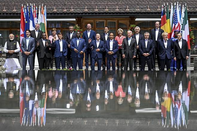 27일(현지시각) 독일 바이에른주 엘마우성에서 열린 주요 7개국(G7) 정상회의에서 회원국 정상들과 이번 회의 초청국으로 참여한 인도, 인도네시아, 남아프리카공화국, 세네갈, 아르헨티나의 정상들이 단체사진을 찍고 있다. 26일 시작된 올해 주요 7개국 정상회의는 28일 폐막했다. 엘마우/EPA 연합뉴스