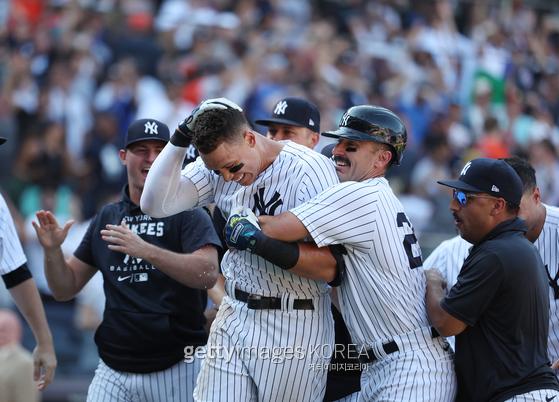 지난 27일(한국시간) 끝내기 홈런을 터트린 뉴욕 양키스 애런 저지가 동료들의 축하를 받고 있다. 게티이미지