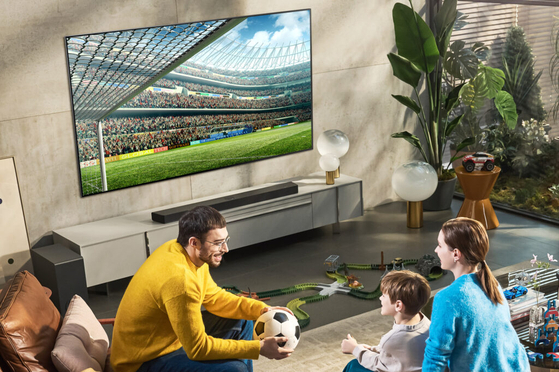 2022년형 'LG 올레드 TV'로 축구 경기를 시청하는 모습. LG전자 제공