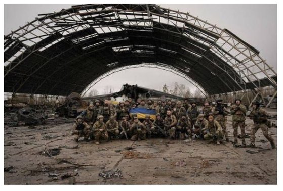 세계 최대 화물기 안토노프 An-225 므리야의 잔해 및 부서진 격납고 앞에서 우크라이나 장병들이 국기를 든 채 전의를 다지는 모습. 사진 SNS 캡처