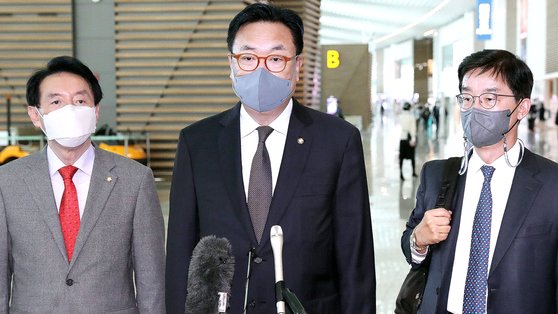 지난 4월 정진석(가운데) 국민의힘 의원을 단장으로 하는 한일정책협의단은 일본을 방문해 강제징용 문제를 둘러싼 해법을 논의했다. [뉴스1]