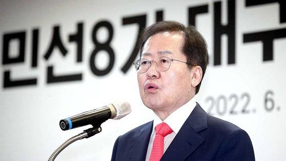 홍준표 대구시장 당선인이 7일 오전 대구 동대구벤처밸리 대구테크노파크에서 열린 민선8기 대구시장직 인수위원회 출범식에서 인사말을 하고 있다. 뉴스1