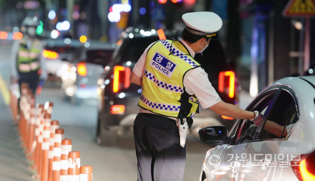 ▲ 지난 14일 춘천의 한 도로에서 경찰이 신형 음주단속기인 복합감지기를 이용해 음주단속을 하고 있다. 방도겸