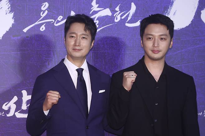 Park Hye-il (left) and Byun Yo-han pose after a press conference to introduce “Hansan,” directed by Kim Han-min, at Lotte Cinema Konkuk University on Tuesday. (Yonhap)