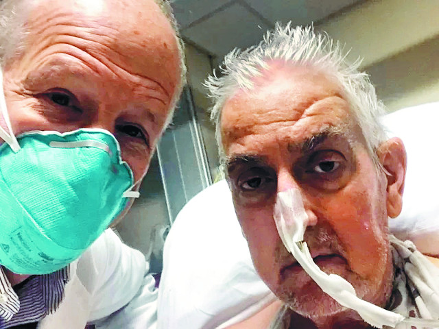 2022년 1월 심장질환을 앓고 있던 환자 데이비드 베넷(오른쪽)은 돼지 심장을 이식하는 수술을 받았다. 안타깝게도 환자는 2개월 후 사망했다. 그러나 사인은 거부반응이 아니라 돼지 심장에 남아있던 바이러스 였던 것으로 밝혀졌다. 메릴랜드 의대 제공
