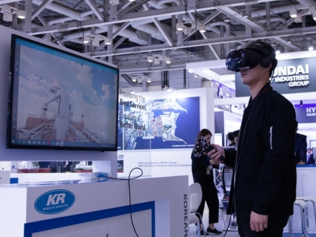 한국선급(KR)의 VR 프로그램 시연 장면. KR