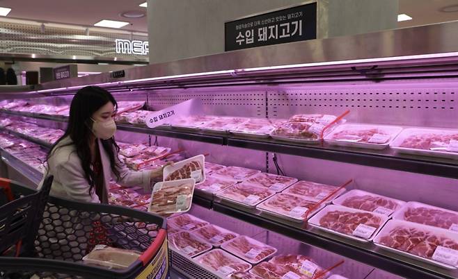 서울 잠실 롯데마트 제타플렉스점에서 고객이 캐나다산 돼지고기를 고르는 모습.(롯데쇼핑 제공)