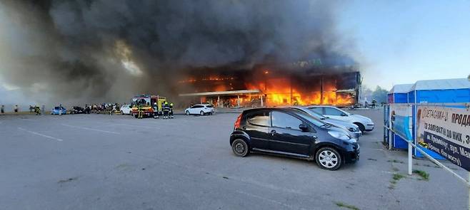 우크라이나 중부 폴타바 주에 있는 크레멘추크의 한 쇼핑센터에 27일(현지시간) 러시아군이 쏜 장거리 미사일이 떨어져 다수의 민간인이 사망했다. /AFPBBNews=뉴스1