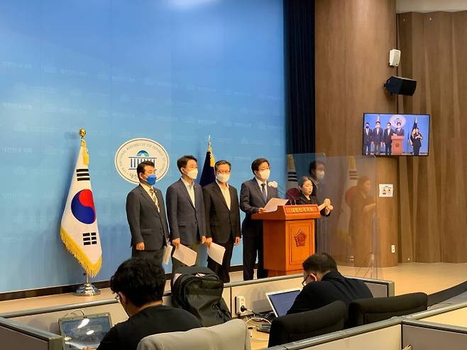 민선 8기 경기도지사직 인수위원회 염태영 공동위원장과 상임고문단이 윤석열 정부에 경기도지사의 국무회의 배석을 강력 촉구했다. / 사진제공=민선 8기 경기도지사직 인수위원회