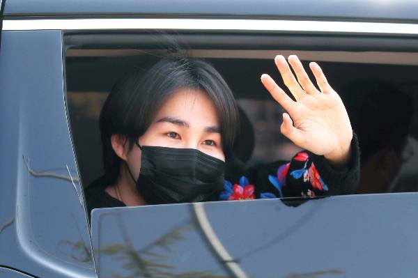 가수 김희재 소속사가 출연료를 지급받지 못했다며 전국 투어 기획사를 상대로 계약무효소송을 제기한 가운데, 공연 스태프들이 김희재의 협조를 호소하고 나섰다.사진은 지난해 4월19일 서울 여의도 KBS에서 열린 '조우종의 FM대행진' 촬영을 마치고 퇴근한 가수 김희재. /사진=뉴스1