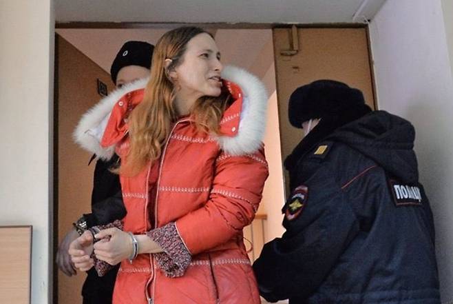 지난 26일(현지시각) 러시아 법원이 반전 문구가 담긴 스티커를 마트 가격표에 붙인 러시아 가수에게 징역 10년을 선고했다는 보도가 나왔다. 사진은 최근 징역을 선고받은 알렉산드라 스코칠렌코. /사진=트위터(@KevinRothrock) 캡처