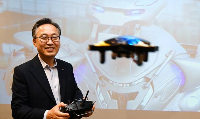 유성훈 서울 금천구청장이 시흥동 금천사이언스큐브에서 드론을 날리고 있다. 유 구청장은 교육사업을 민선 8기 주요사업으로 꼽으며 “교육 취약계층을 위한 정책과 교육 인프라 구축 등 두 축으로 사업을 펼칠 것”이라고 말했다. 윤성호 기자