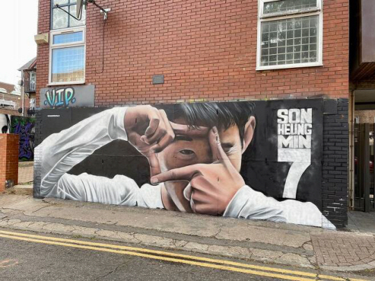 손흥민 : 영국 런던 거리에 등장한 손흥민의 찰칵 세리머니 벽화. 스퍼스웹 SNS