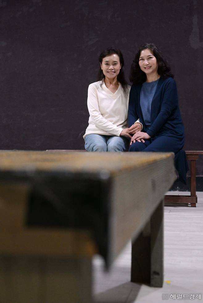 연극 ‘툇마루가 있는 집’을 통해 관객과 만나고 있는 배우 강애심(왼쪽)과 이경성 이상섭 기자