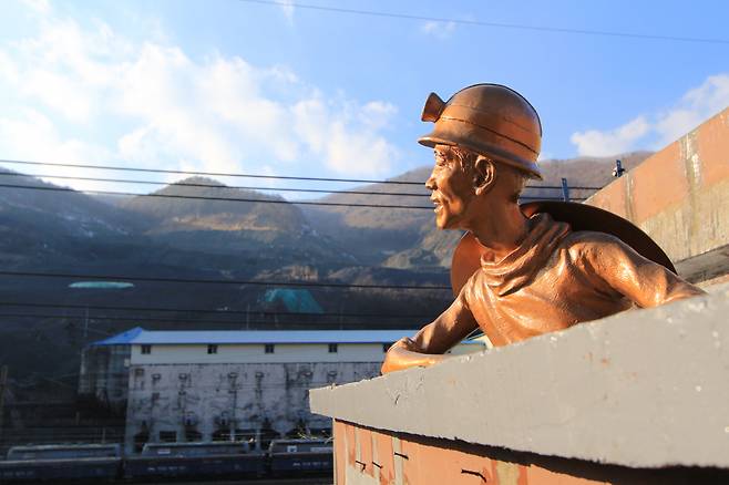 사북 동쪽 옆에 있는 태백 철암탄광역사촌의 광부동상