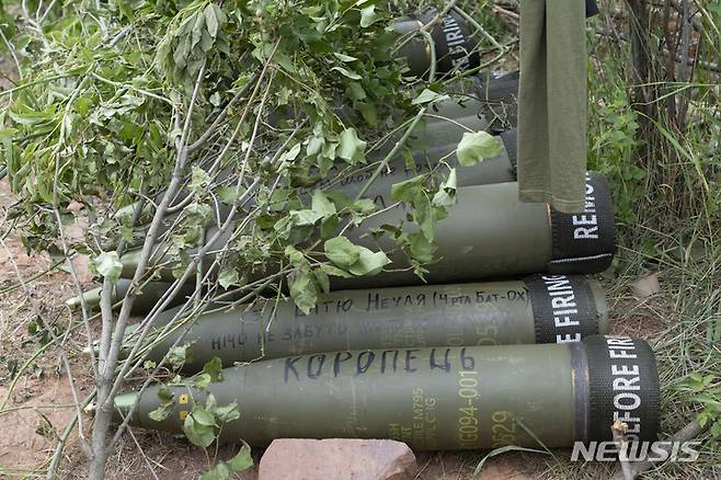 [도네츠크=AP/뉴시스]우크라이나 군이 동부 돈바스 전투에서 사용 중인 미국 제공의 견인 곡사포 M777의 155㎜ 포탄 모습. 2022.06.18.