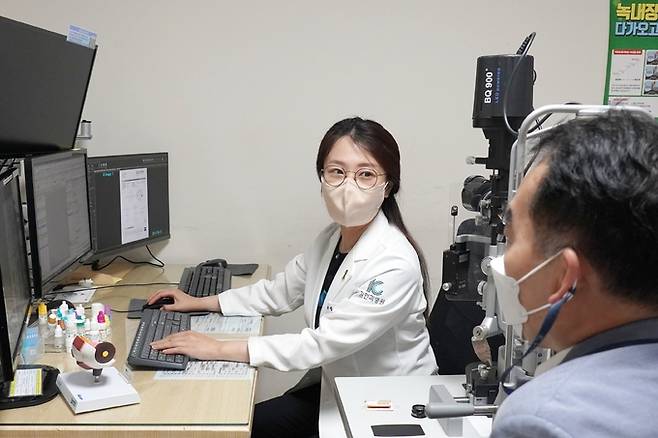 김안과병원 녹내장센터 정종진 전문의가 녹내장 환자의 백내장 진료를 하고 있다. 김안과병원 제공