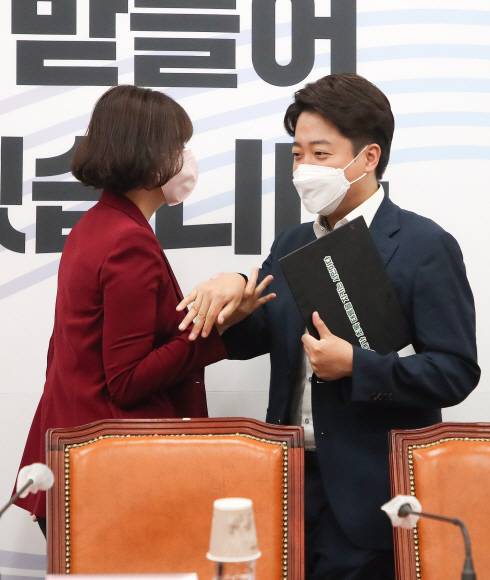 - 국민의힘 이준석 대표와 배현진 최고위원이 23일 서울 여의도 국회에서 열린 국민의힘 최고위원회의에서 인사를 나누고 있다.