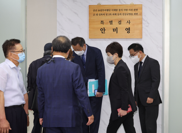 안미영 특별검사가 13일 오후 특검팀 사무실에서 이 중사의 아버지 이주완 씨 등 유가족과 면담을 위해 이동하고 있다. 연합뉴스