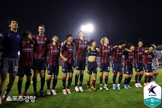 수원FC 선수들이 지난 25일 수원 삼성과의 경기에서 이긴 뒤 기뻐하고 있다. 프로축구연맹 제공