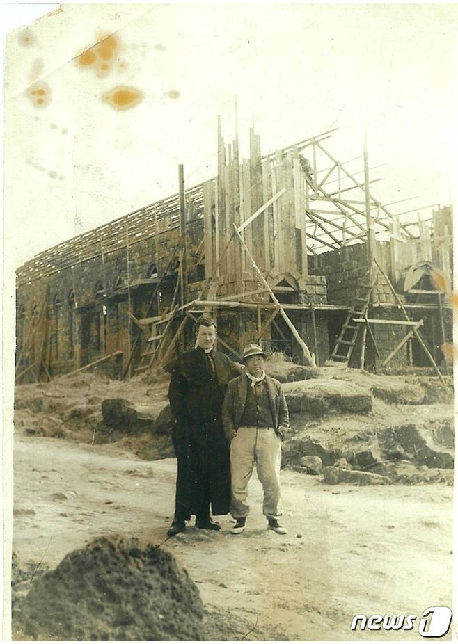 제주특별자치도는 29일 옛 한림성당 종탑을 제주특별자치도 등록문화재로 등록 고시했다고 밝혔다. 이 종탑은 1955년 패트릭 제임슨 맥그린치(임피제) 신부가 건립한 한림성당 중 유일하게 남은 건축물이다. 옛 한림성당 건축 당시 모습.(제주도 제공)2022.6.29./뉴스1 © News1 홍수영 기자