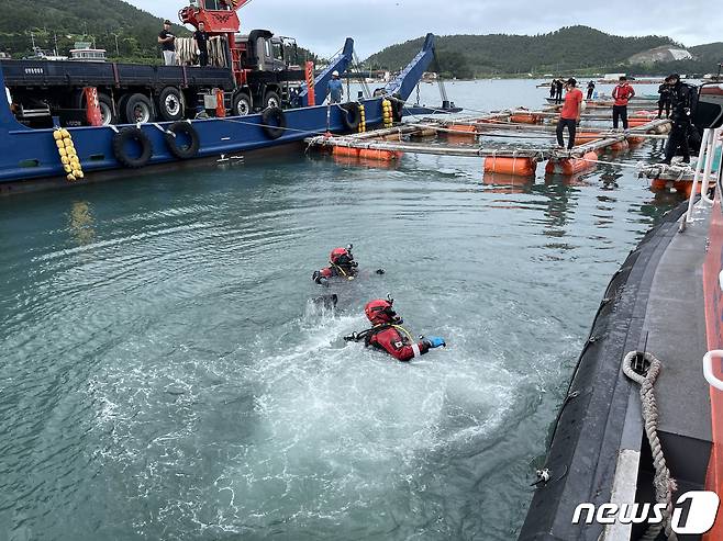 29일 오전 전남 완도군 신지면 송곡항 인근 앞바다에서 해경과 경찰 관계자들이 최근 실종된 조유나양(10) 일가족의 아우디 차량을 인양하고 있다.(완도해경 제공) 2022.6.29/뉴스1 © News1 황희규 기자